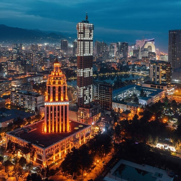 For what advantages do investors choose the Georgian market?